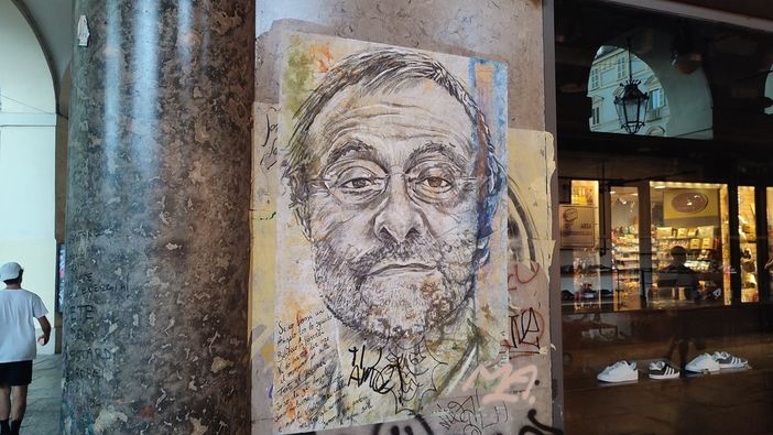 In pieno centro a Torino c'è l'angolo dei murales dedicati ai cantanti In pieno centro a Torino c'è l'angolo dei murales dedicati ai cantanti