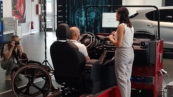 Un simulatore Alfa Romeo Tonale per i guidatori con disabilità: Stellantis lancia la novità a partire da Torino Un simulatore Alfa Romeo Tonale per i guidatori con disabilità: Stellantis lancia la novità a partire da Torino