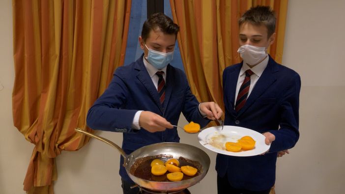 Camerieri che lavorano e servono pietanze Camerieri che lavorano e servono pietanze