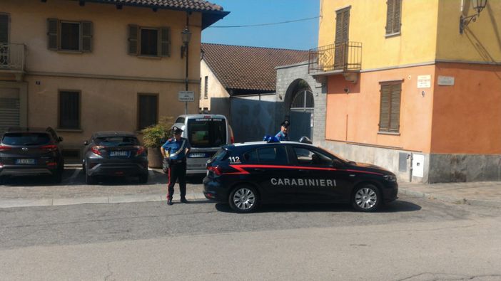 Chieri, forza la porta di casa e ruba due borse di valore: ladro arrestato dai carabinieri Chieri, forza la porta di casa e ruba due borse di valore: ladro arrestato dai carabinieri