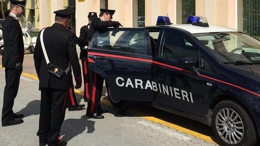 Evade dai domiciliari, provoca un incidente e scappa in treno dove tiene comportamenti a sfondo sessuale: arrestato Evade dai domiciliari, provoca un incidente e scappa in treno dove tiene comportamenti a sfondo sessuale: arrestato