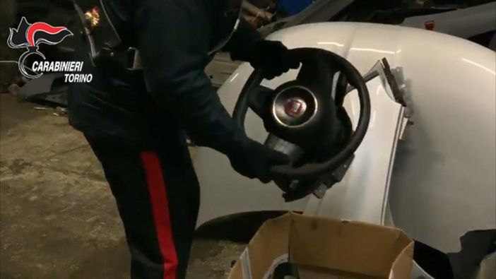 Smontavano le automobili rubate in un magazzino di Leini, tre persone denunciate (FOTO e VIDEO)