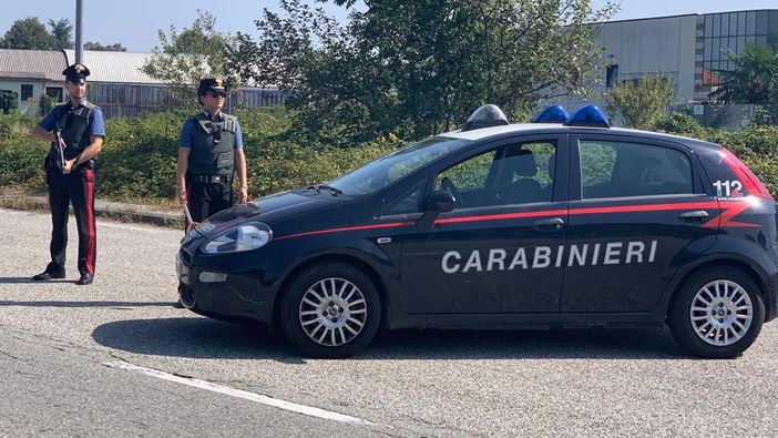 Perseguita la ex compagna e cerca di investirla, arrestato 32enne di Castellamonte Perseguita la ex compagna e cerca di investirla, arrestato 32enne di Castellamonte