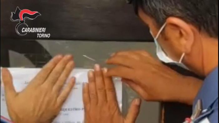 I carabinieri sequestrano un circolo ricreativo a Rivoli: quattro indagati per tentata estorsione