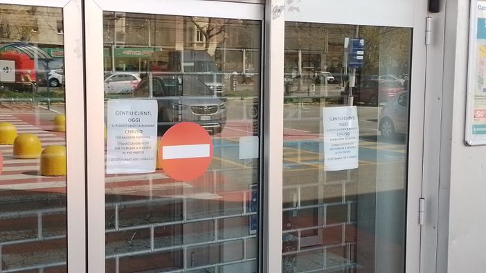 cartelli di chiusura per il Carrefour