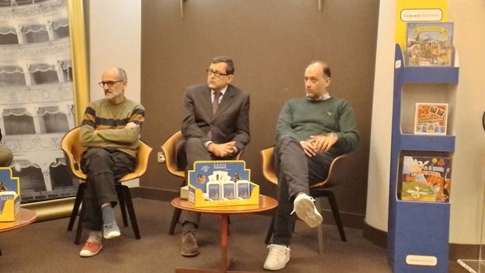 Persone sedute a un tavolo Persone sedute a un tavolo