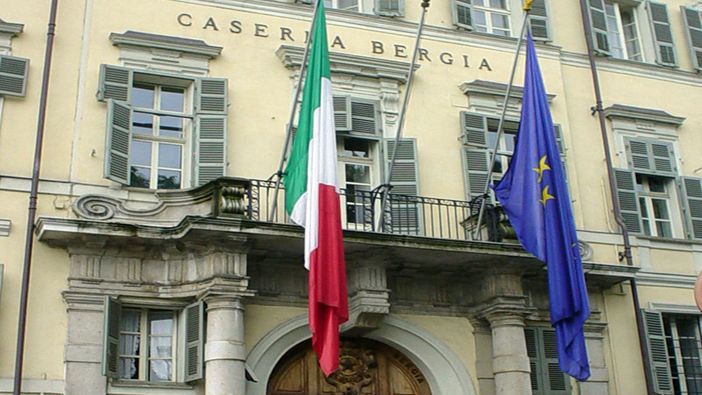 "Facciamo luce sul tumore al pancreas": la caserma Bergia dei carabinieri illuminata di viola "Facciamo luce sul tumore al pancreas": la caserma Bergia dei carabinieri illuminata di viola