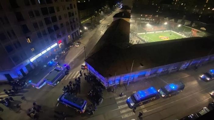 Sede Radio Black out con polizia all'esterno