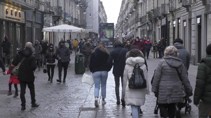 Ultimo weekend prima di Natale: assembramenti in via Garibaldi e nelle altre vie del centro Ultimo weekend prima di Natale: assembramenti in via Garibaldi e nelle altre vie del centro