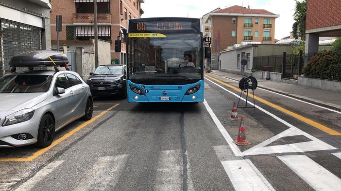 bus in strada con ciclabile bus in strada con ciclabile