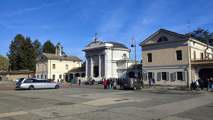 Parcheggi e fiorai di zona “presi d'assalto” Parcheggi e fiorai di zona “presi d'assalto”