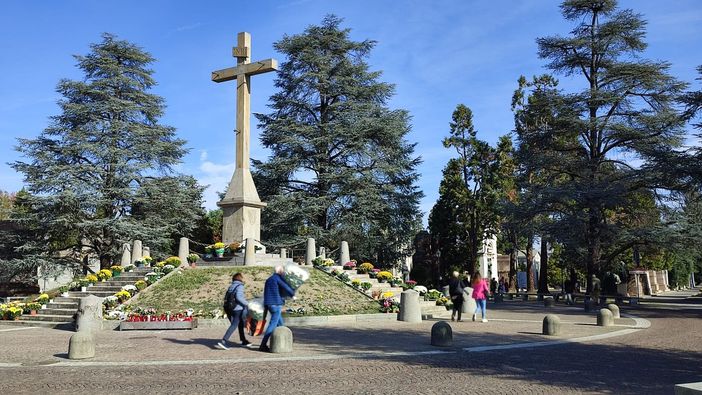 cimitero di Torino con grande croce