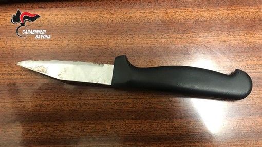 Il coltello sequestrato dai carabinieri Il coltello sequestrato dai carabinieri