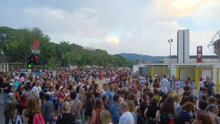 Folla di persone fuori dallo stadio