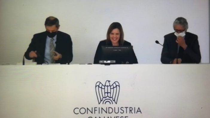 Tre persone sedute al tavolo di Confindustria Canavese Tre persone sedute al tavolo di Confindustria Canavese