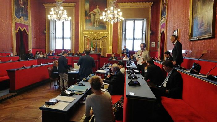 Bagarre in Sala Rossa, il Pd consegna al Presidente Versaci la Costituzione: Lo Russo e Carretta espulsi dall'aula Bagarre in Sala Rossa, il Pd consegna al Presidente Versaci la Costituzione: Lo Russo e Carretta espulsi dall'aula