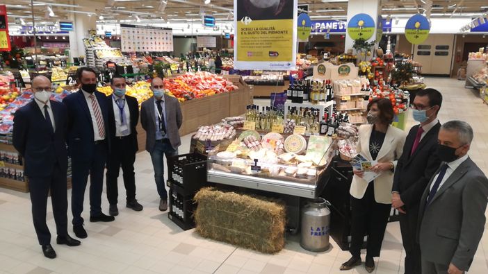 Persone in un supermercato