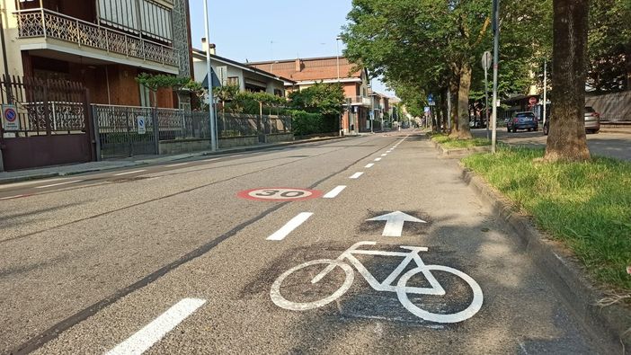 tracciato con simbolo della bicicletta su strada tracciato con simbolo della bicicletta su strada