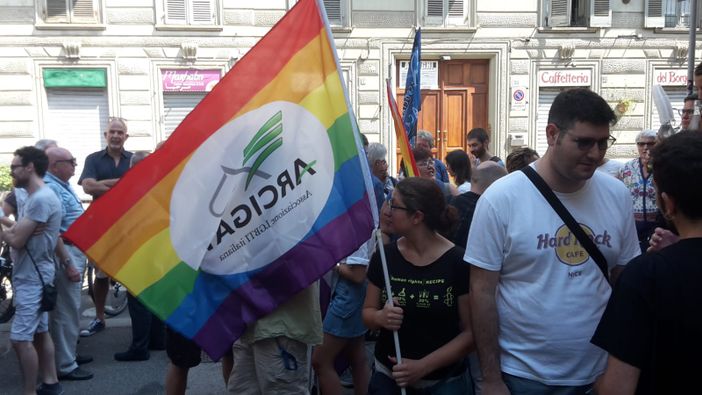 Contro l'omofobia, a San Salvario un segno rosso sangue impresso nella memoria