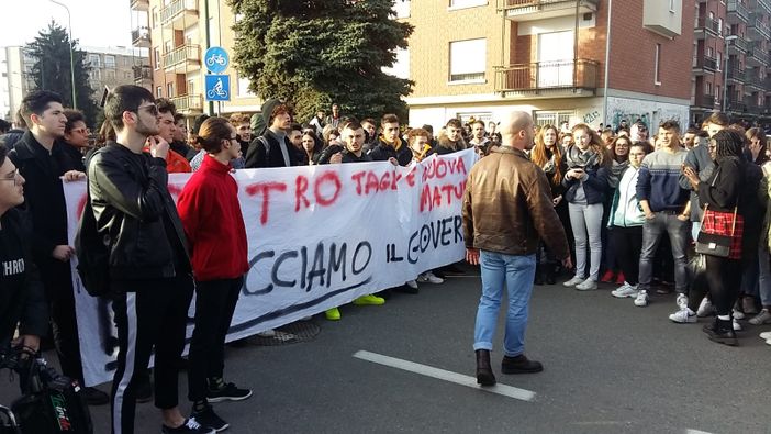 "Più cancellini, meno Salvini": studenti in piazza a Pinerolo [FOTO E VIDEO]