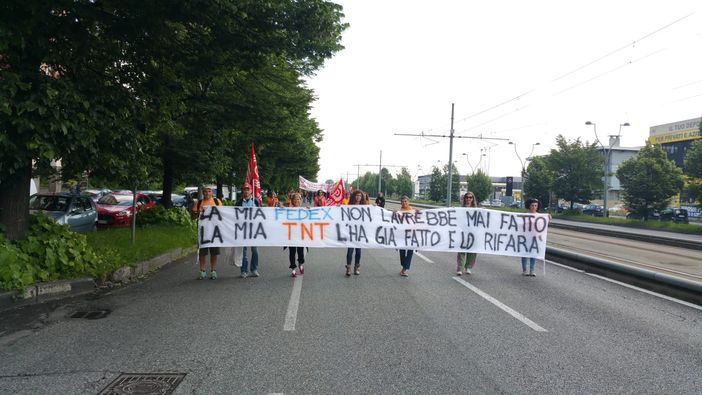 Corteo dei dipendenti Tnt e Fedex: traffico in tilt in corso Giulio Cesare (VIDEO)