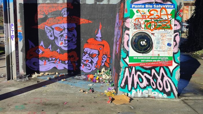 Degrado a Parco Dora, il defibrillatore donato dal Kappa FuturFestival “soffoca” tra i rifiuti