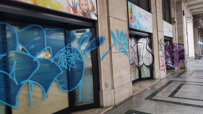 Via Viotti, nel cuore di Torino una strada che sprofonda nell'abbandono Via Viotti, nel cuore di Torino una strada che sprofonda nell'abbandono