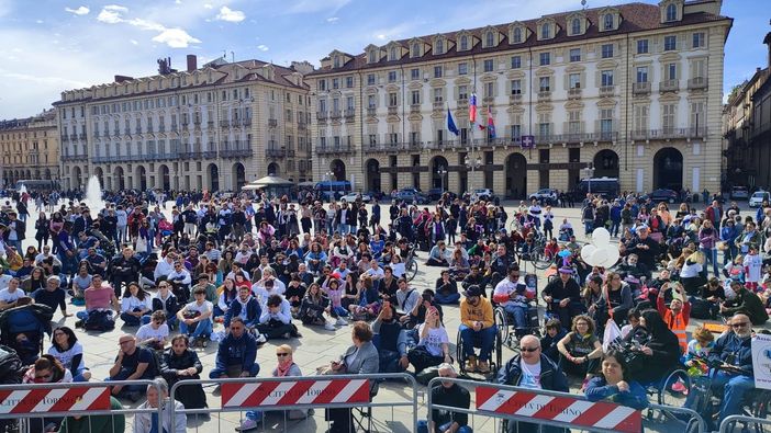 Persone in piazza per manifestazione
