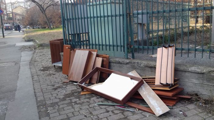 Via Verolengo diventa una discarica abusiva, la rabbia dei cittadini: “Si installino telecamere contro gli abbandoni”