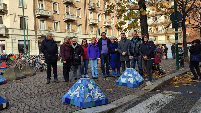 dissuasori 'artistici' in piazza paravia dissuasori 'artistici' in piazza paravia