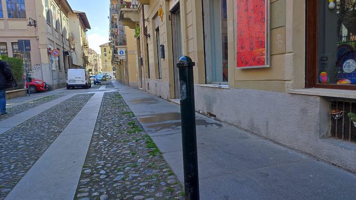 Dissuasori divelti in borgo Campidoglio: lo strano caso della strada pedonale dove si parcheggia “liberamente” Dissuasori divelti in borgo Campidoglio: lo strano caso della strada pedonale dove si parcheggia “liberamente”