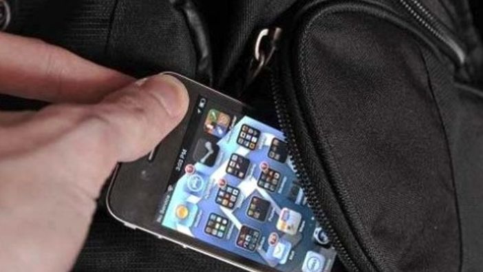 Rubano cellulare su autobus, arrestati due rumeni