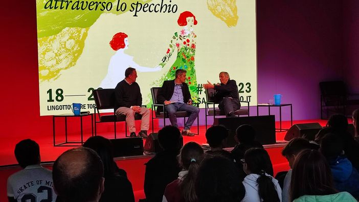 Ascolto, conoscenza, consapevolezza, responsabilità e scelta: le parole di don Ciotti al Salone del Libro di Torino