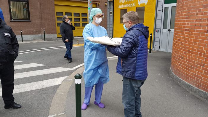 La solidarietà ai tempi del coronavirus: taxisti torinesi portano negli ospedali colazioni donate da alcune pasticcerie