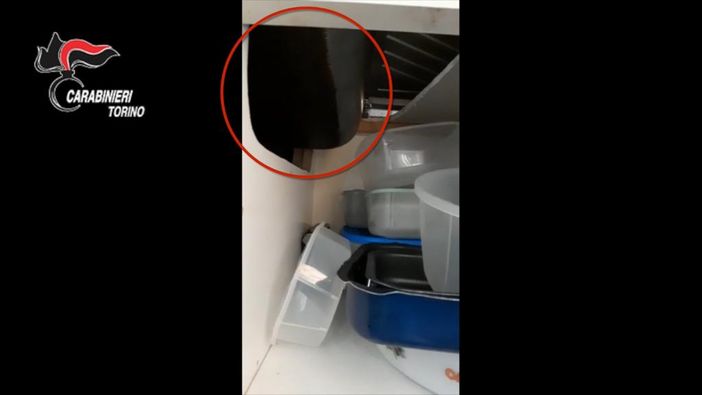 La droga stava nel sottofondo del lavello, ma non è bastato a ingannare il fiuto di Jackie [FOTO e VIDEO]