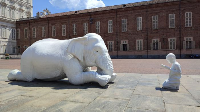 Piazzetta Reale: dopo il restauro, il bambino "è tornato a leggere all'elefante"