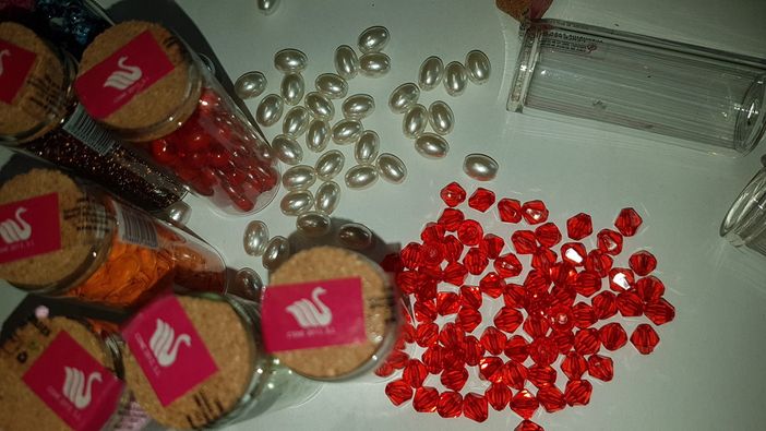 Cristalli che imitavano Swarovski e giocattoli pericolosi: nei guai un imprenditore cinese