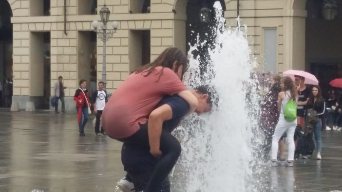 La scuola è finita: il tuffo degli studenti nelle fontane di piazza Castello (FOTO)