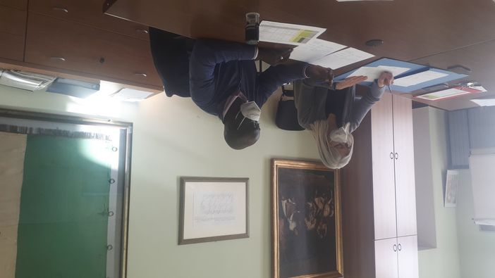 La firma della convenzione da parte del sindaco di Carmagnola Ivana Gaveglio e del sindaco di Kassaro, Yacouba Diakitè