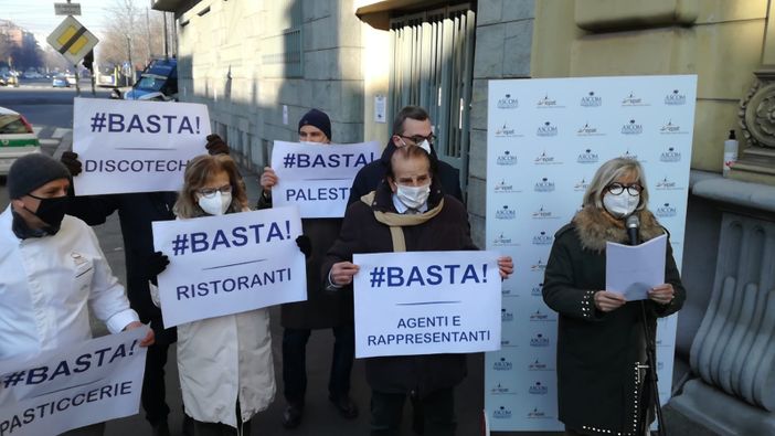 Flash mob commercianti davanti a sede Ascom