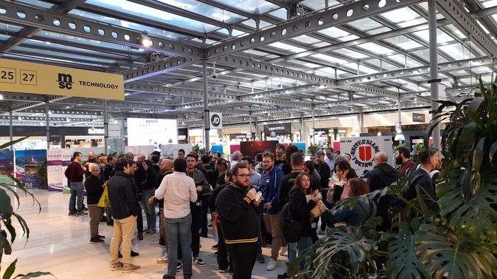 Panino al volo davanti all'ufficio, il flash mob dei dipendenti Msc per chiedere più flessibilità [FOTO]