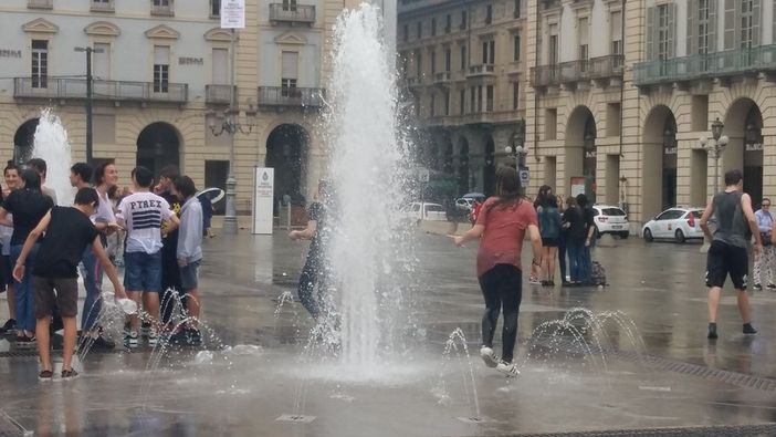 Caldo e afa a Torino, per i bagni nelle fontane pubbliche si rischia una multa fino a 150 euro Caldo e afa a Torino, per i bagni nelle fontane pubbliche si rischia una multa fino a 150 euro