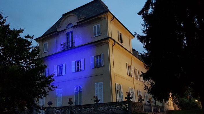 Pianezza, il municipio illuminato di blu per sostenere il piccolo Charlie