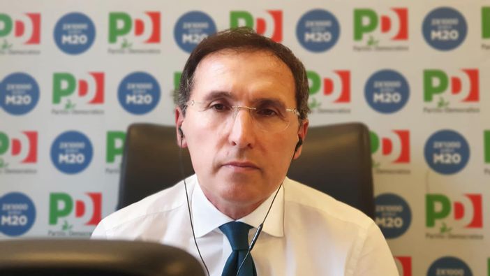 L'ex ministro ha in mano il dossier delle città al voto (foto tratta dalla pagina Facebook) L'ex ministro ha in mano il dossier delle città al voto (foto tratta dalla pagina Facebook)