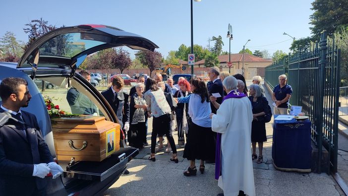 Una folla commossa per l'ultimo saluto a Gianni Reinetti, icona torinese dei diritti [VIDEO E FOTO]