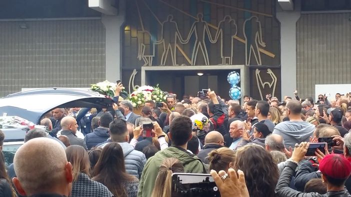 I funerali in chiesa vietati dal Coronavirus, quando al dolore si aggiunge lo strazio di non potersi abbracciare I funerali in chiesa vietati dal Coronavirus, quando al dolore si aggiunge lo strazio di non potersi abbracciare