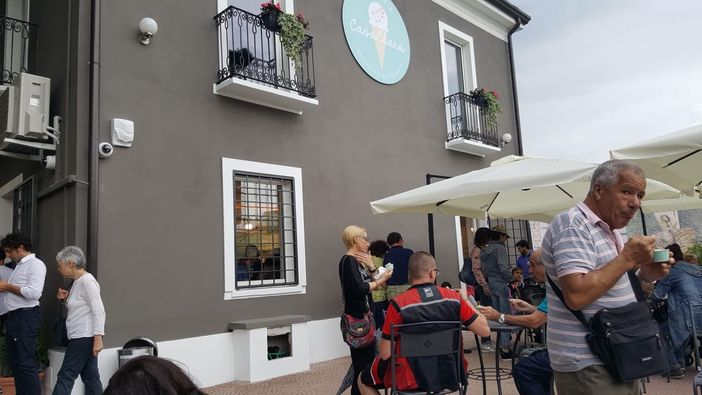 In via Stradella apre una nuova gelateria, Novello della 5: &quot;Segnale di rivitalizzazione della Spina Reale&quot;