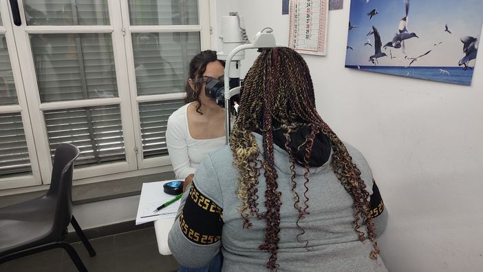 controllo della vista a un paziente da parte di un medico