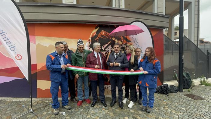 taglio del nastro della cabina in rosa