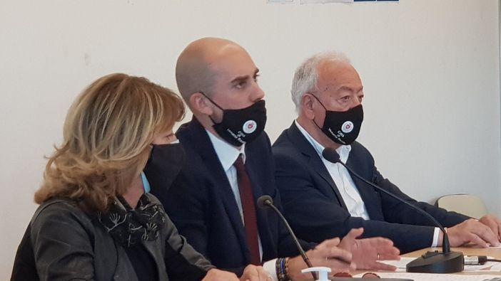 tre persone sedute a un tavolo tre persone sedute a un tavolo